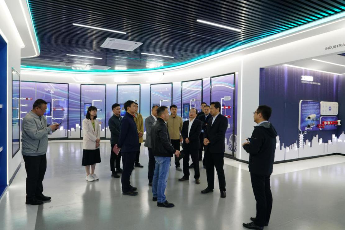 安徽省數(shù)據(jù)資源管理局黨組成員、副局長(zhǎng) 王愛(ài)學(xué)一行調(diào)研依愛(ài)消防