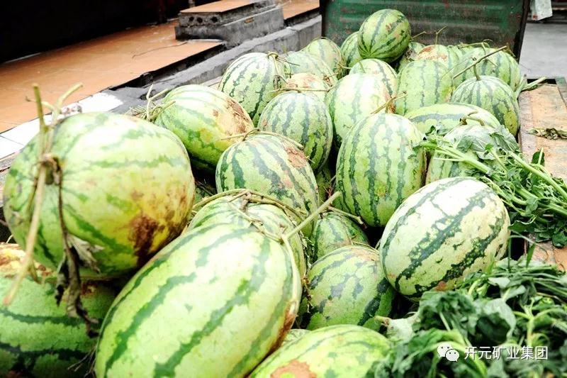 買下一整車西瓜，讓瓜農(nóng)早點(diǎn)回家